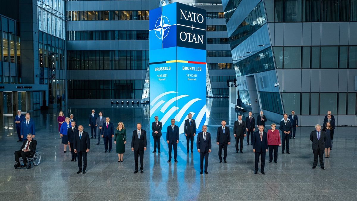 Summit NATO vyjádřil kvůli ruským nepřátelským akcím solidaritu Česku